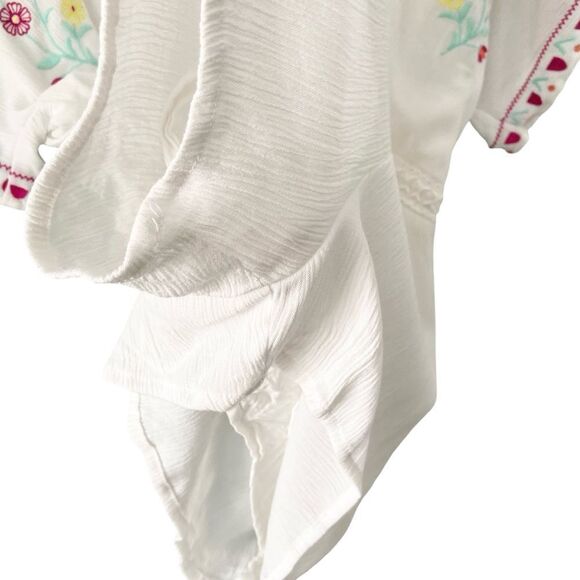 Jun & Ivy White Embroidered Floral V-Neck Short Sleeve Romper in Size Medium - Picture 15 of 16